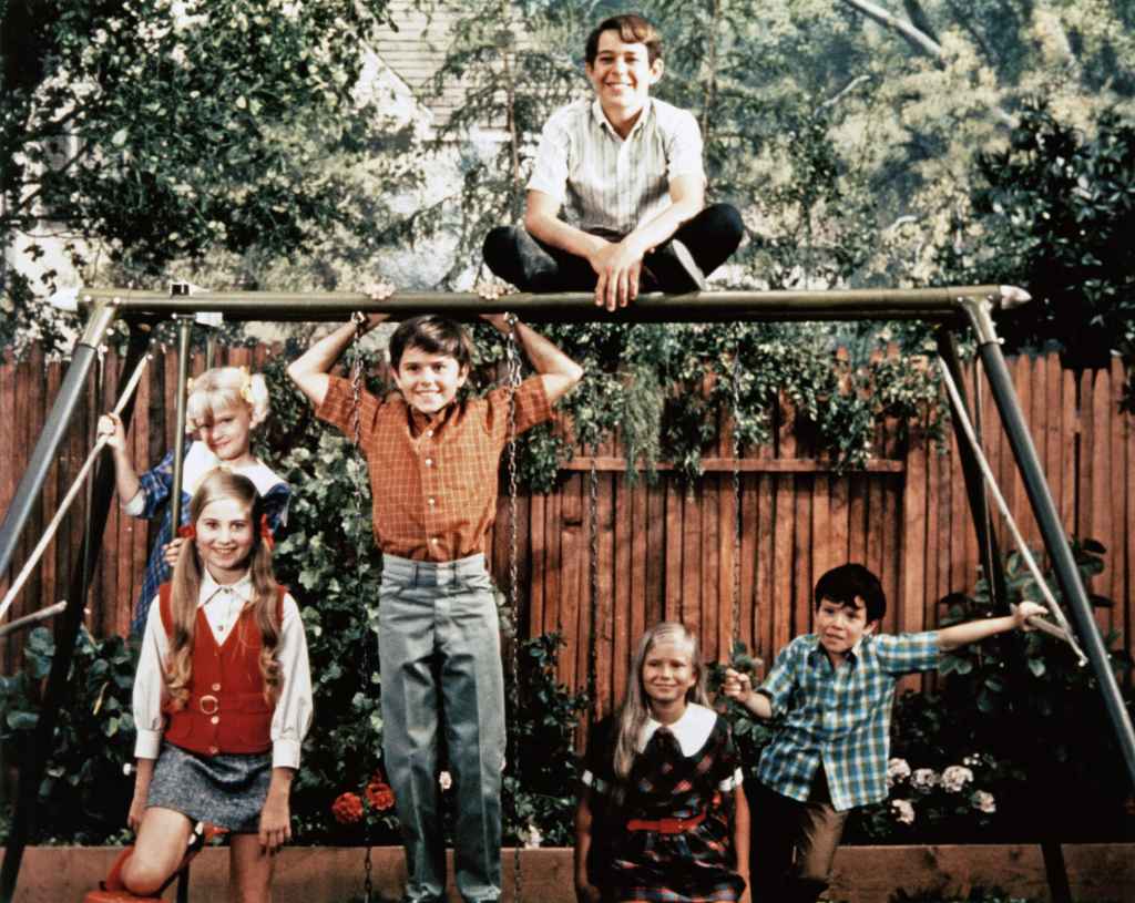 THE BRADY BUNCH, (from left): Susan Olsen, Maureen McCormick, Christopher Knight, Barry Williams, Eve Plumb, Mike Lookinland, (Season 1), 1969-74