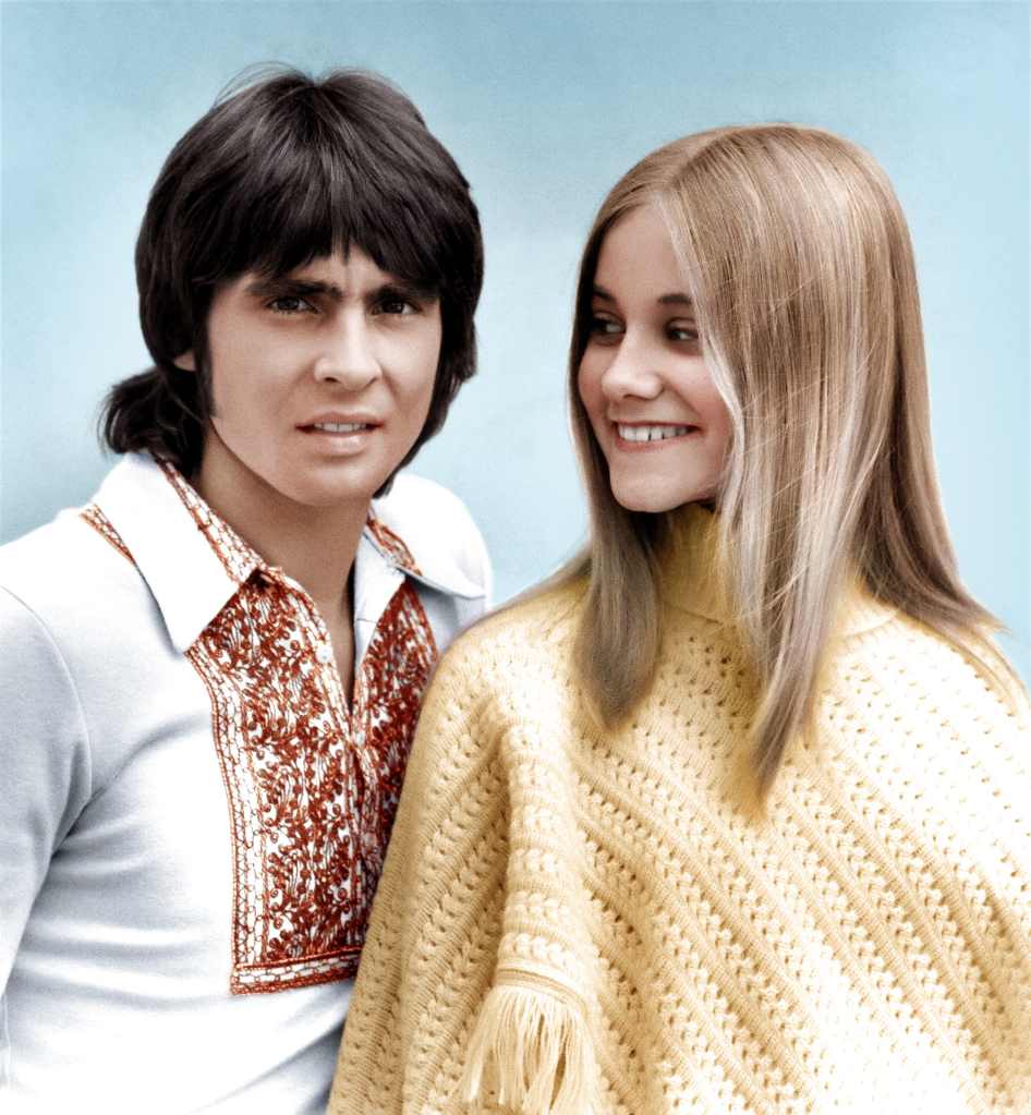 THE BRADY BUNCH, (from left): Davy Jones, Maureen McCormick, 'Getting Davy Jones', (Season 3, ep. 312, aired Dec. 10, 1971)