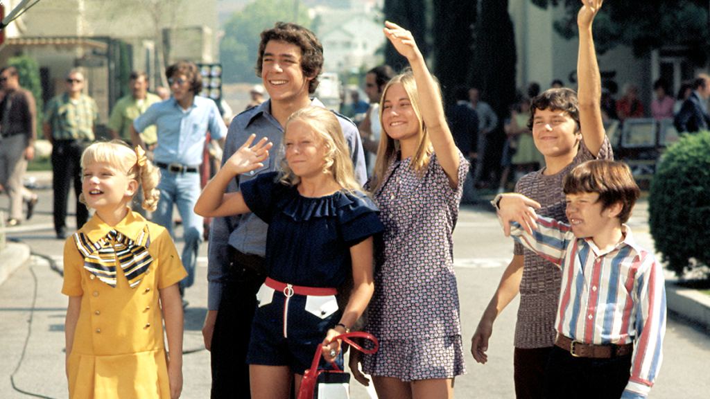 THE BRADY BUNCH, Mike Lookinland, Christopher Knight, Maureen McCormick, Eve Plumb, Barry Williams, Susan Olsen, on the set, 'Brady Bunch Visits ABC,' Season 3, aired September, 10, 1971)
