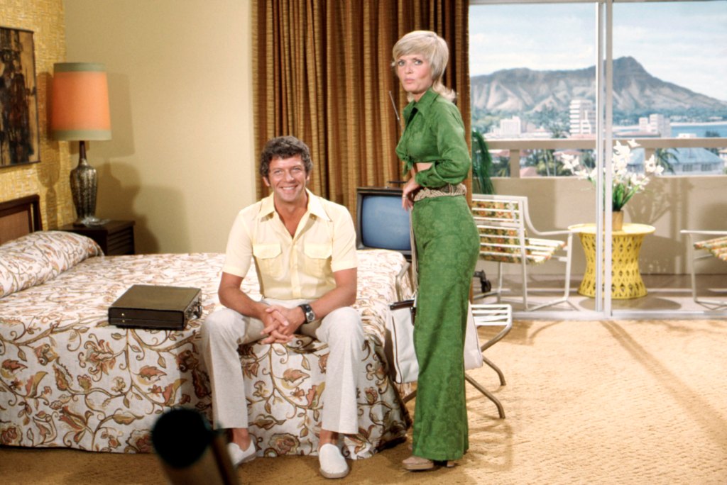 THE BRADY BUNCH, Robert Reed, Florence Henderson on-set, 'Hawaii Bound/Pass The Tabu/The Tiki Caves', (Season 4, aired Sept. 22, 29th and Oct. 6, 1972), 1969-74