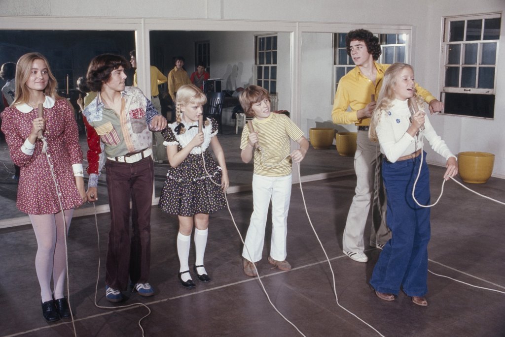 THE BRADY BUNCH, From left: Maureen McCormick, Christopher Knight, Susan Olsen, Mike Lookinland, Barry Williams, Eve Plumb, (1972), during rehearsals for the episode 'Amateur Nite', (Season 4, aired Jan. 26, 1973)