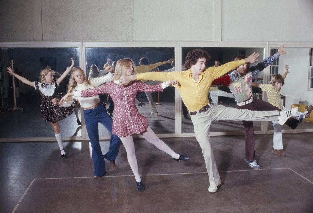 THE BRADY BUNCH, From left: Susan Olsen, Eve Plumb, Maureen McCormick, Barry Williams, Christopher Knight, Mike Lookinland, (1972), during rehearsals for the episode 'Amateur Nite' 