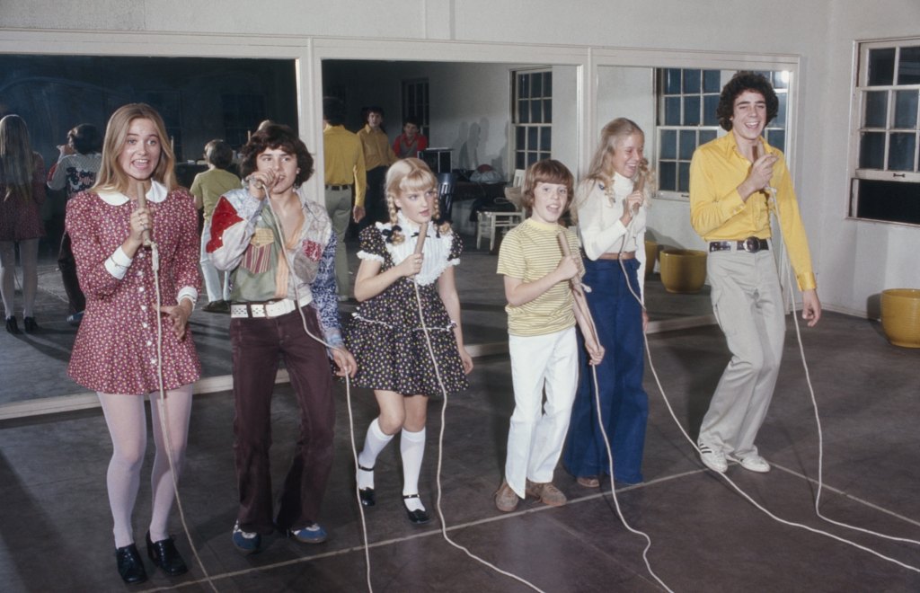 THE BRADY BUNCH, From left: Maureen McCormick, Christopher Knight, Susan Olsen, Mike Lookinland, Eve Plumb, Barry Williams,(1972), during rehearsals for the episode 'Amateur Nite', (Season 4, aired Jan. 26, 1973), 1969-74. 