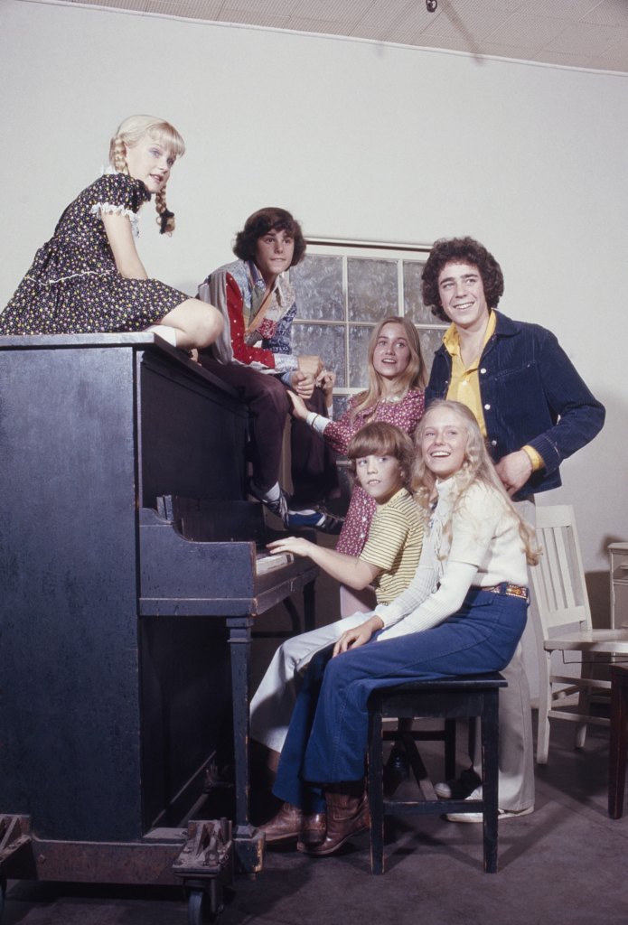 THE BRADY BUNCH, Clockwise from top left: Susan Olsen, Christopher Knight, Maureen McCormick, Barry Williams, Eve Plumb, Mike Lookinland (playing piano), sitting at piano, (1972), during rehearsals for the episode 'Amateur Nite', (Season 4, aired Jan. 26, 1973), 1969-74.