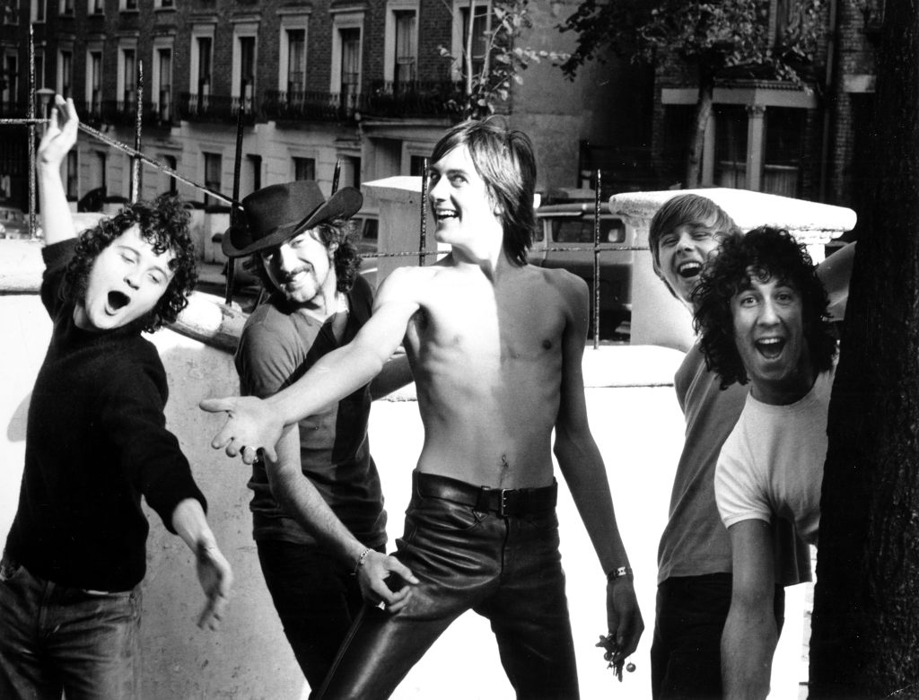 2 band acting silly