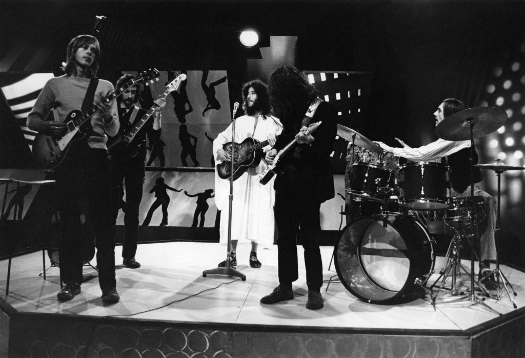 4 band performing