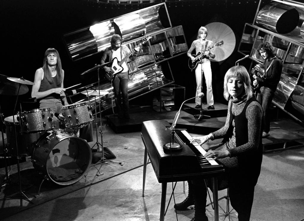 6 band performing