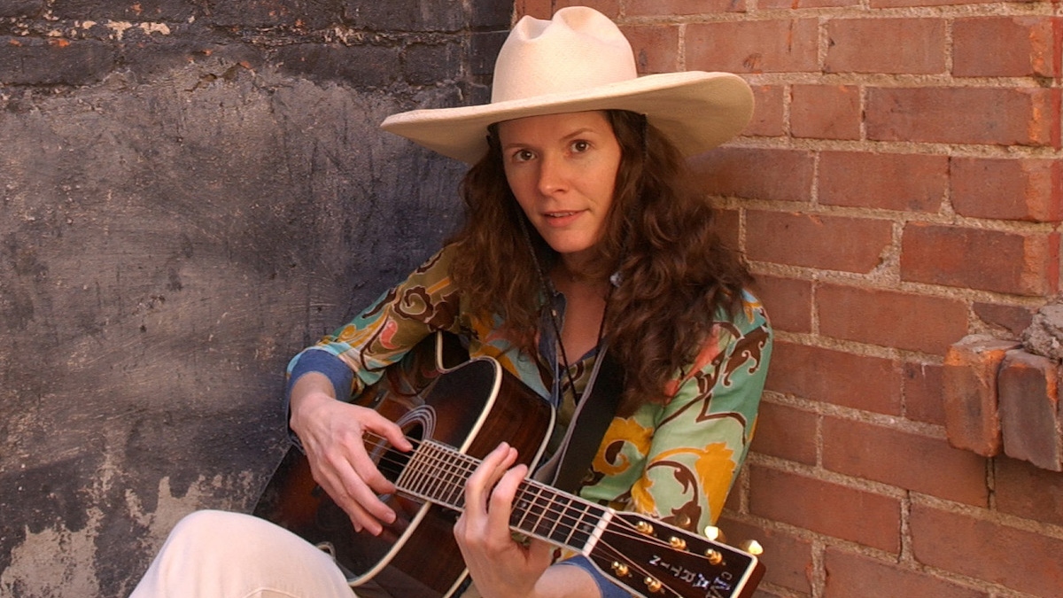 Edie Brickell in 2004