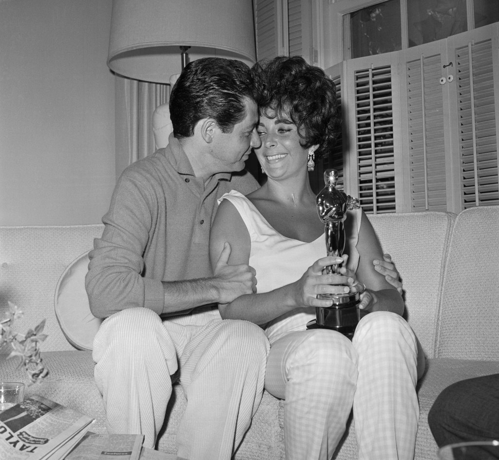 Elizabeth Taylor shows off her Oscar at the Beverly Hills Hotel with Eddie Fisher in 1961