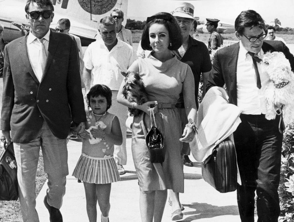 Elizabeth Taylor arrives in Mexico with Richard Burton and her daughter, Liza Todd, in 1963
