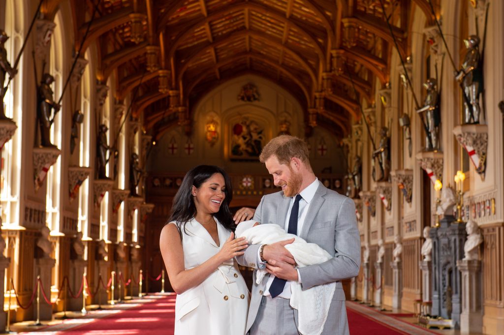 WINDSOR, ENGLAND - MAY 08: Prince Harry, Duke of Sussex and Meghan, Duchess of Sussex, pose with their newborn son Archie Harrison Mountbatten-Windsor during a photocall in St George's Hall at Windsor Castle on May 8, 2019 in Windsor, England. The Duchess of Sussex gave birth at 05:26 on Monday 06 May, 2019. (Photo by Dominic Lipinski - WPA Pool/Getty Images)