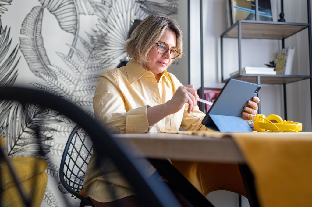 woman online banking