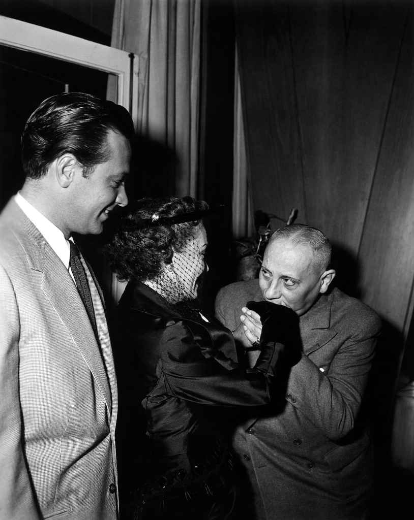 SUNSET BOULEVARD, from left: William Holden, Gloria Swanson, Erich von Stroheim, on set