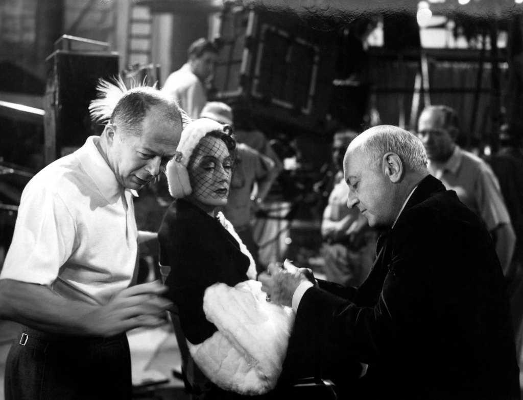 SUNSET BOULEVARD, from left: director Billy Wilder, Gloria Swanson, Cecil B. DeMille, on set, 1950