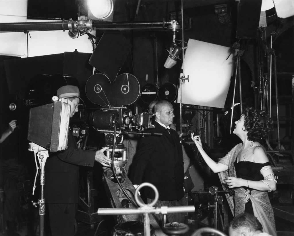 SUNSET BOULEVARD, from left: cinematographer John F. Seitz (hat), Erich von Stroheim, Gloria Swanson, on set, 1950