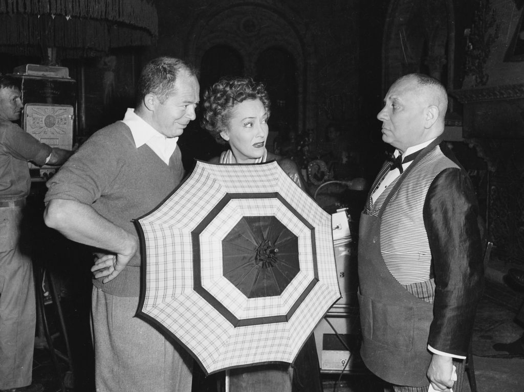 1950: From left to right, director Billy Wilder (1906 - 2002) with actors Gloria Swanson (1899 - 1983) and Erich von Stroheim (1885 - 1957) on the set of the showbiz satire 'Sunset Boulevard'