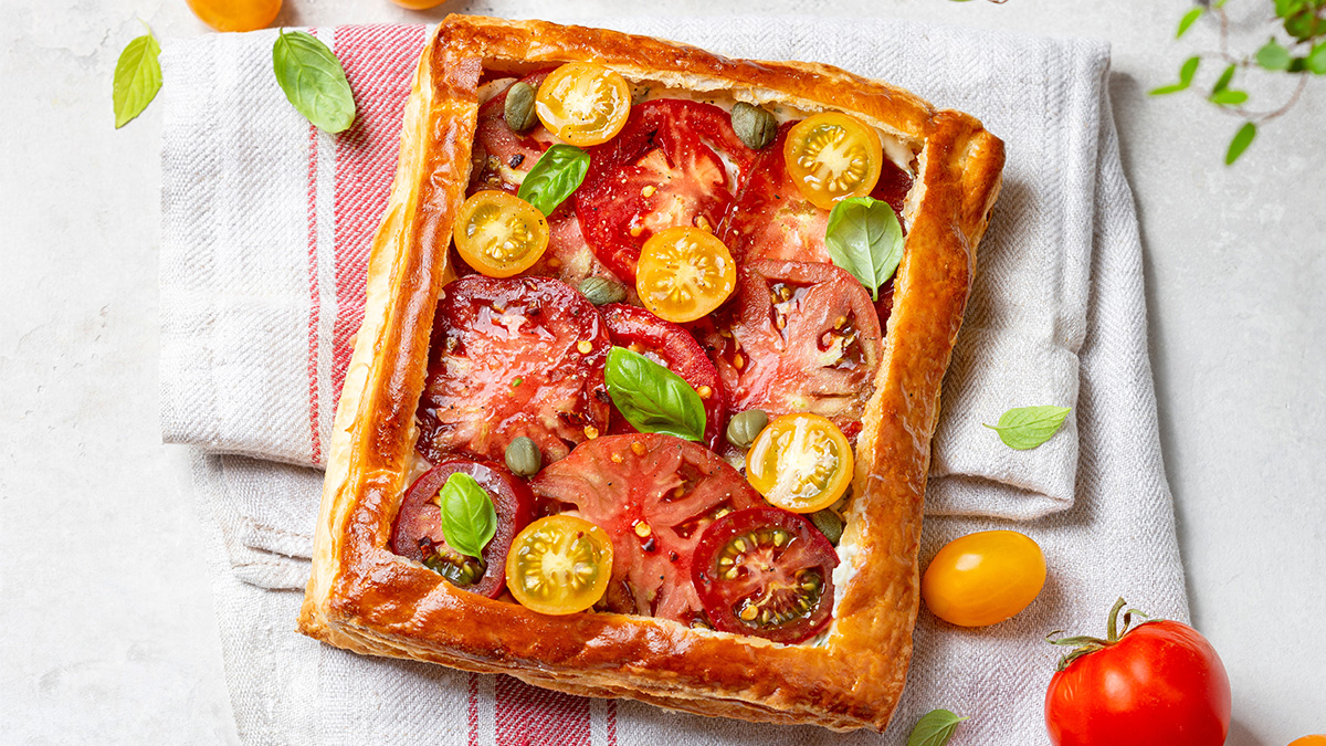 A whole tomato tart on a tea towel