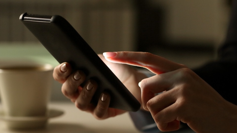 cropped-Fbi-Warns-Iphone-And-Android-Users-Of-Smishing-Texts-Scams_