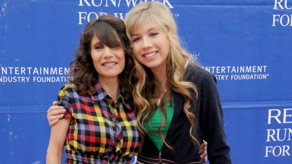 Debbie McCurdy and Jennette McCurdy in 2009