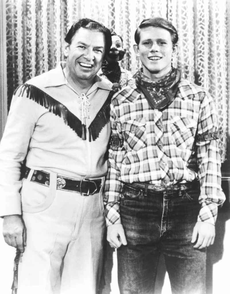 HAPPY DAYS, from left: buffalo Bob Smith, Howdy Doody (rear), Ron Howard, 'The Howdy Doody Show,' (season 2, episode 17, aired February 18, 1975)