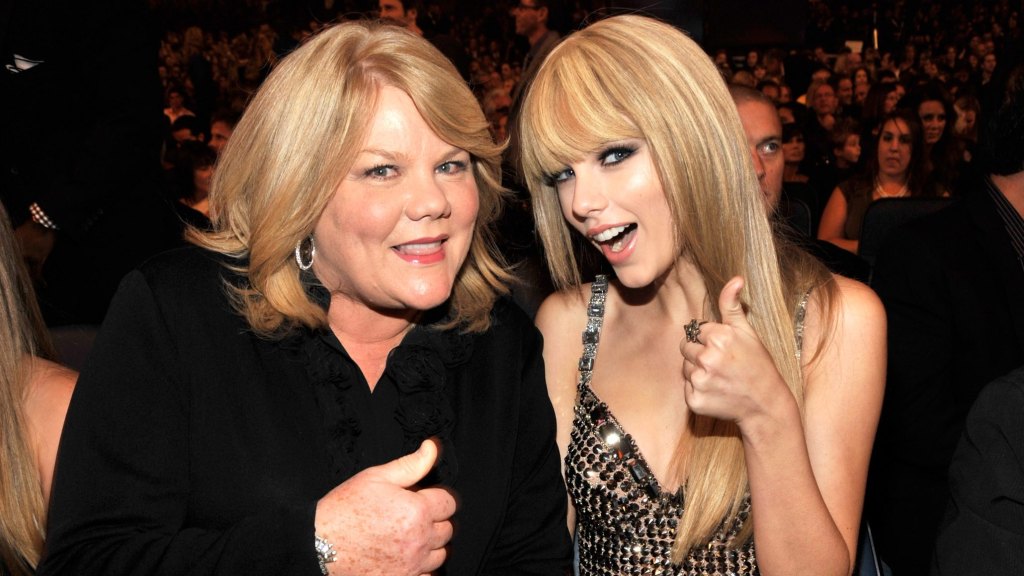 Andrea Swift and Taylor Swift, 2010