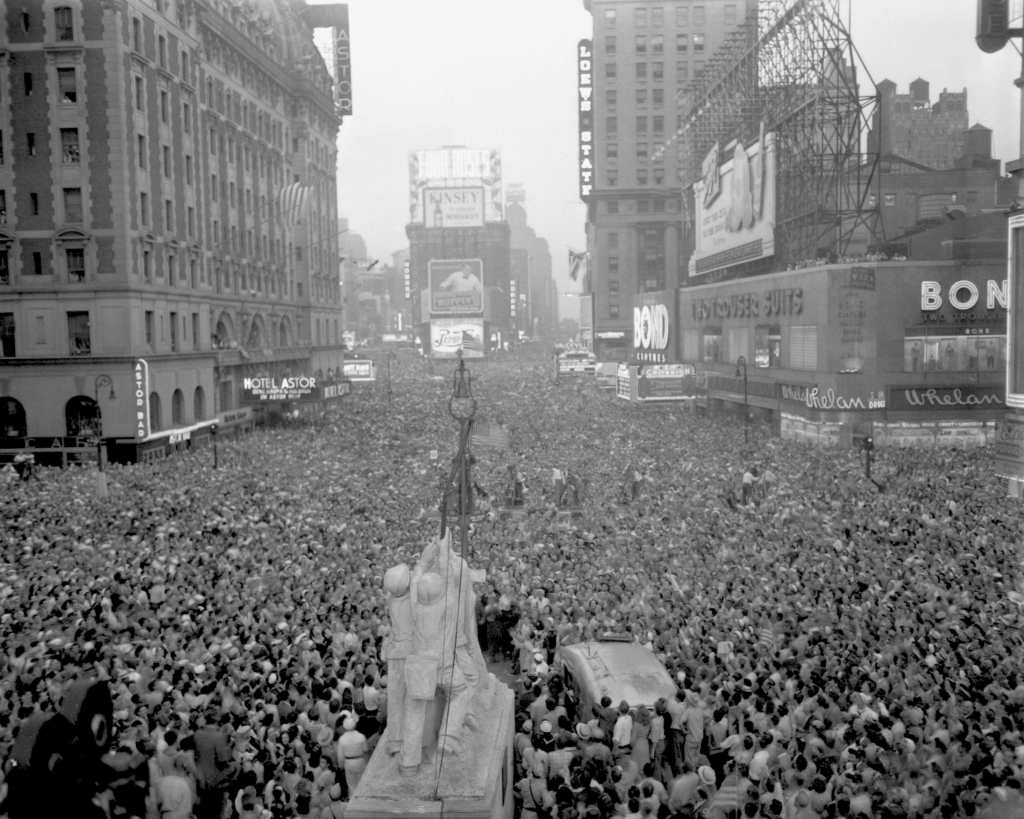 massive crowd in Times Square on VJ day