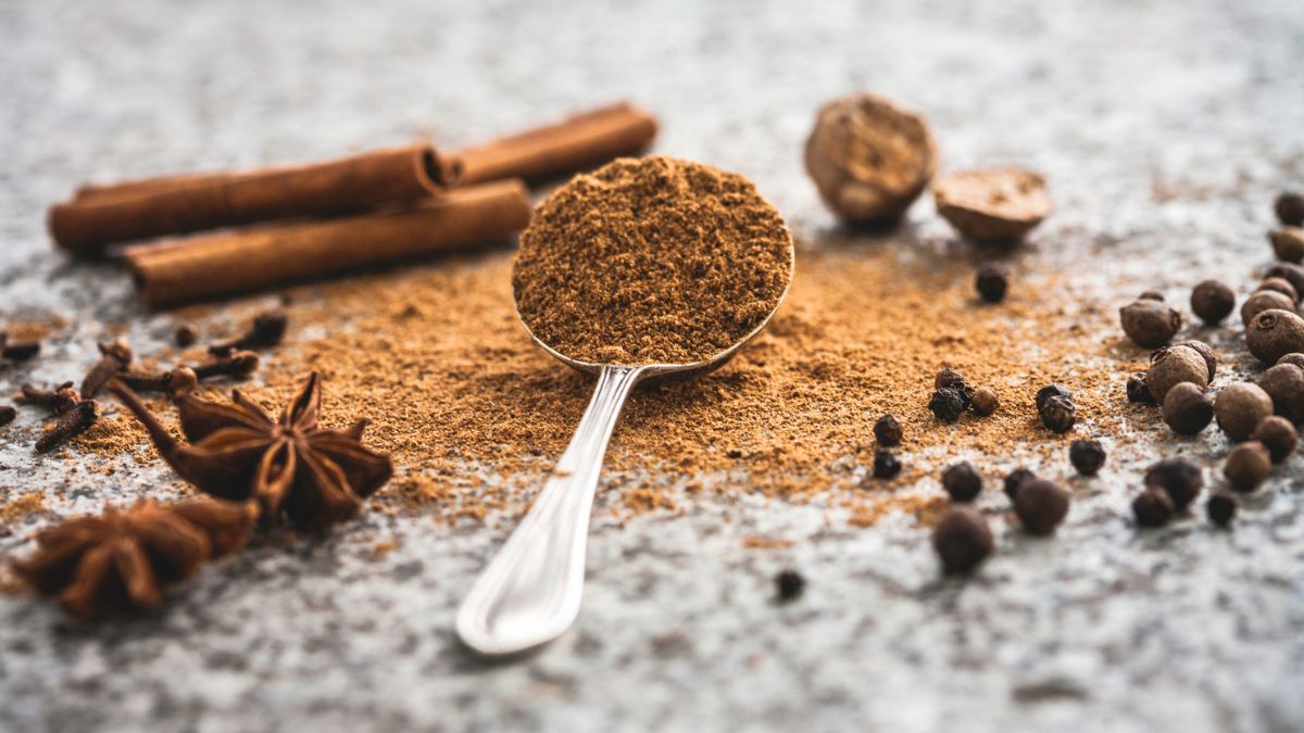 cinnamon, nutmeg and other pumpkin spices that support weight loss on a table