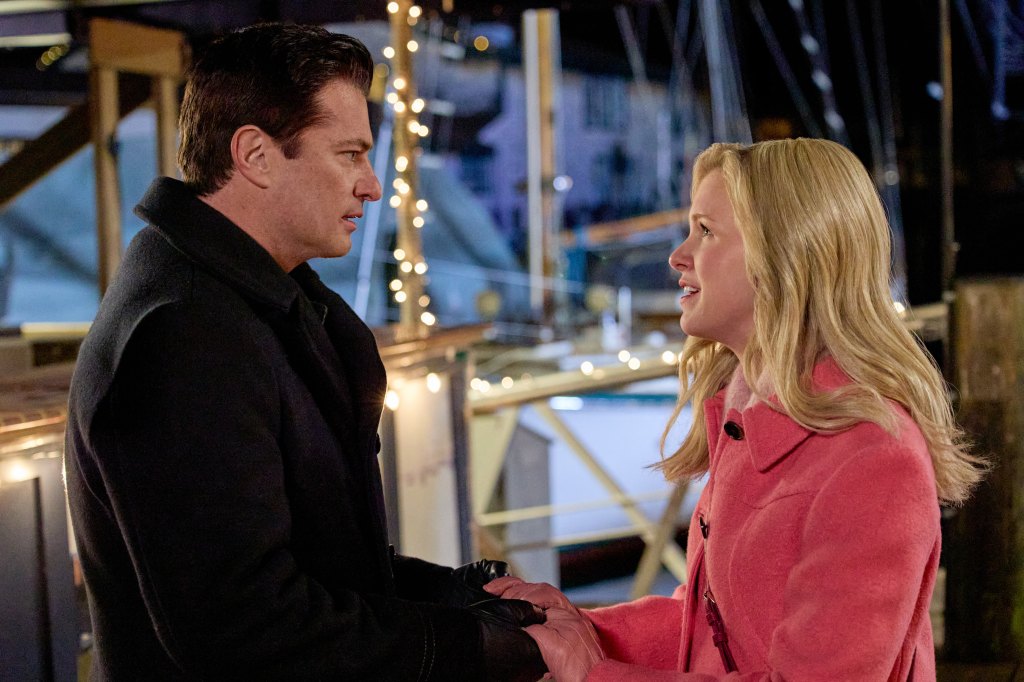 Ginna Claire Mason, Wes Brown, A Newport Christmas, 2025