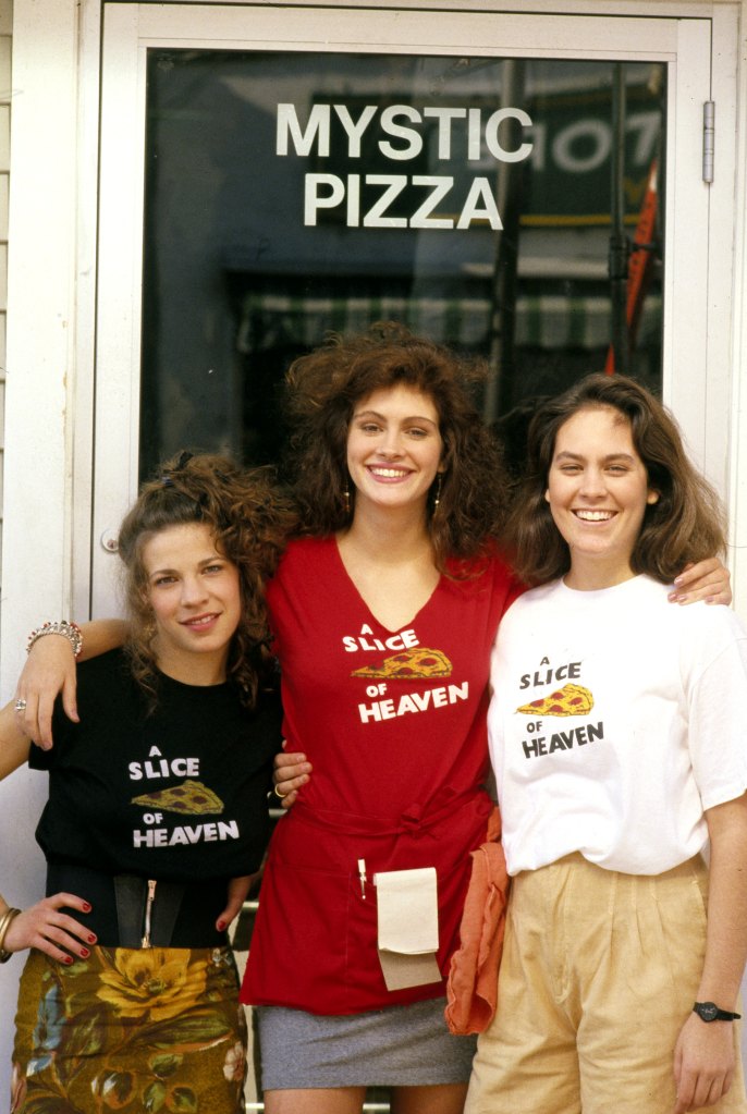 Lili Taylor, Julia Roberts and Annabeth Gish in Mystic Pizza (1988)
