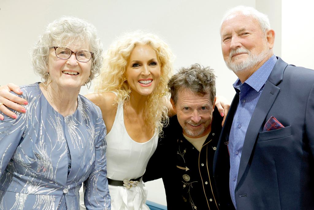 Kimberly Schlapman with her parents, Barbara and Tolbert Bramlett, and Michael J. Fox at an event benefitting the actor's Parkinson's disease foundation in 2023