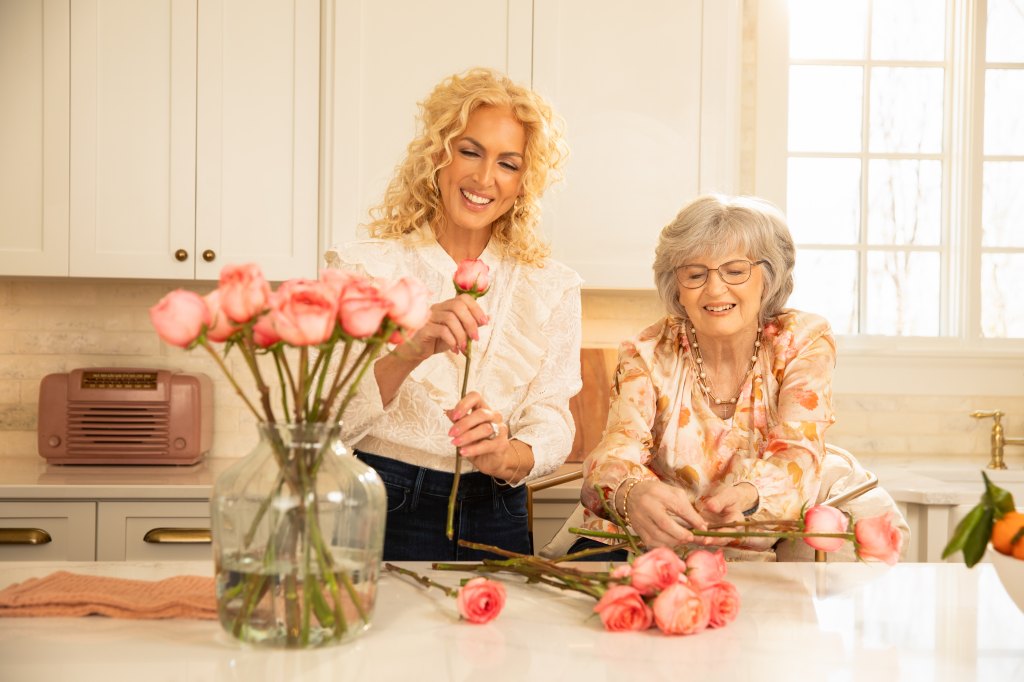 Kimberly Schlapman and her mom arrange flowers in the kitchen
