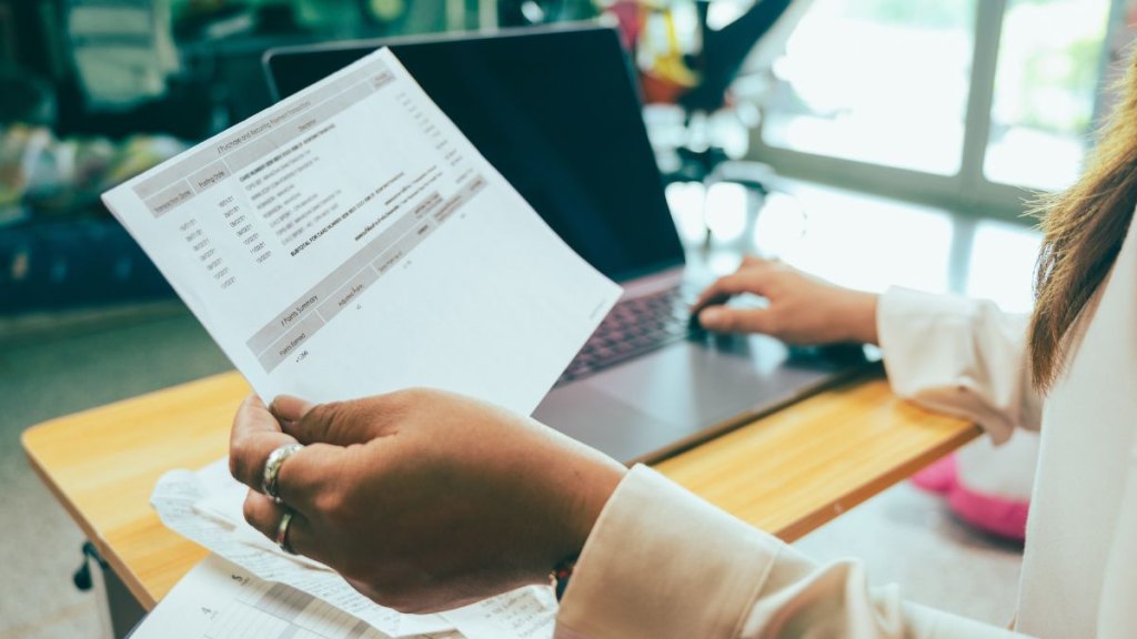 The woman managed the personal finance at home