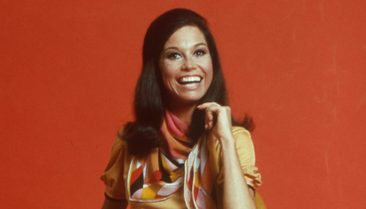 mary tyler moore red dress The Mary Tyler Moore Show" Rhoda the Beautiful (TV Episode 1972)