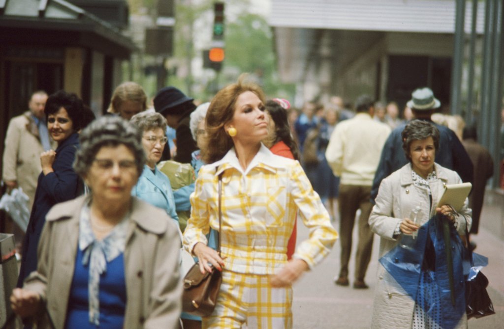 Mary Tyler Moore wears her yellow suit in a 1974 episode of The Mary Tyler Moore Show