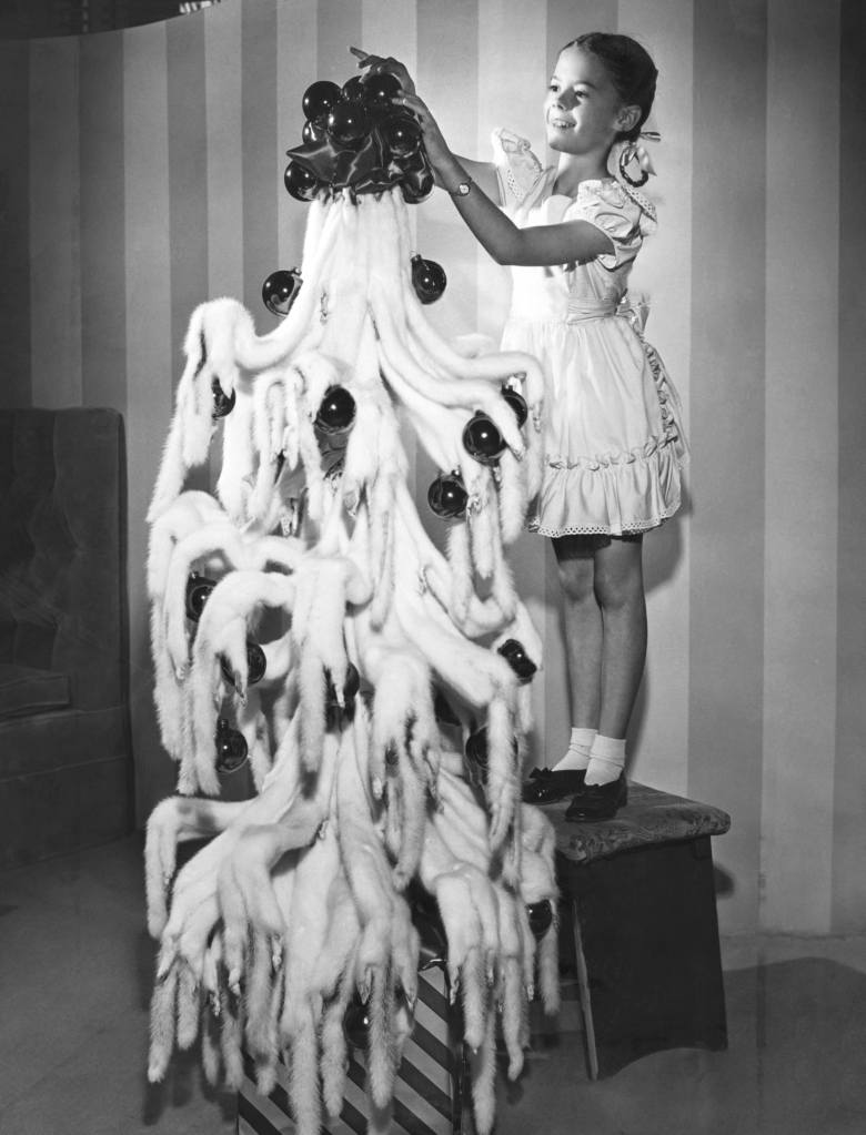 natalie wood decorating tree