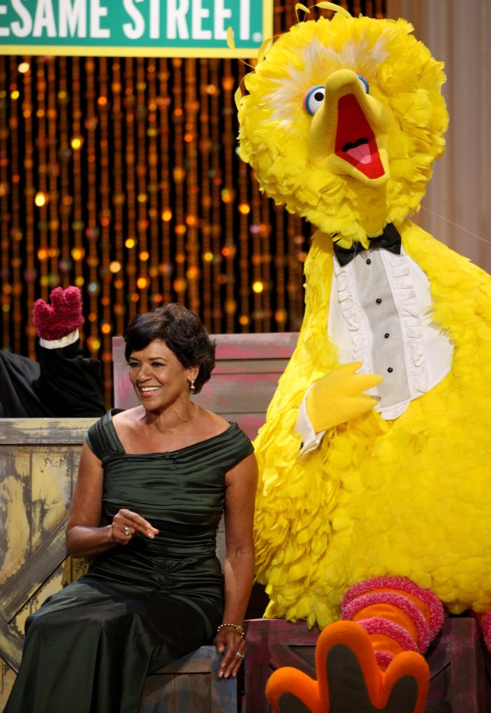 Sonia Manzano with Big Bird in 2009