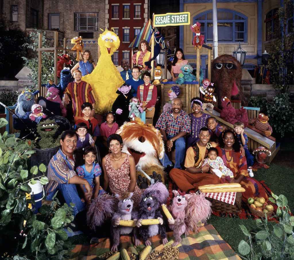 Sonia Manzano with the full cast of Sesame Street in 1993