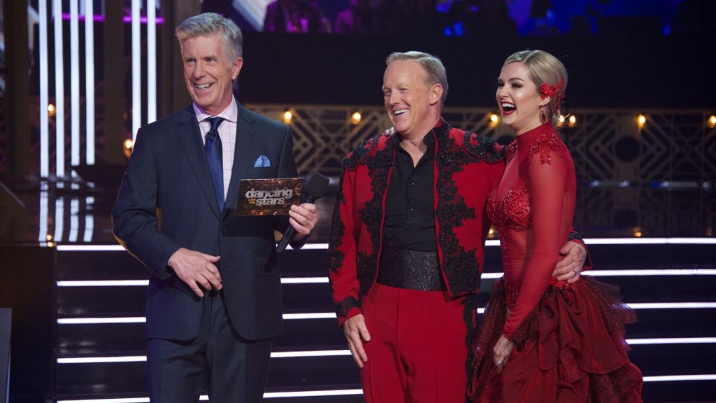 Tom Bergeron, Sean Spicer and Lindsay Arnold in 2019