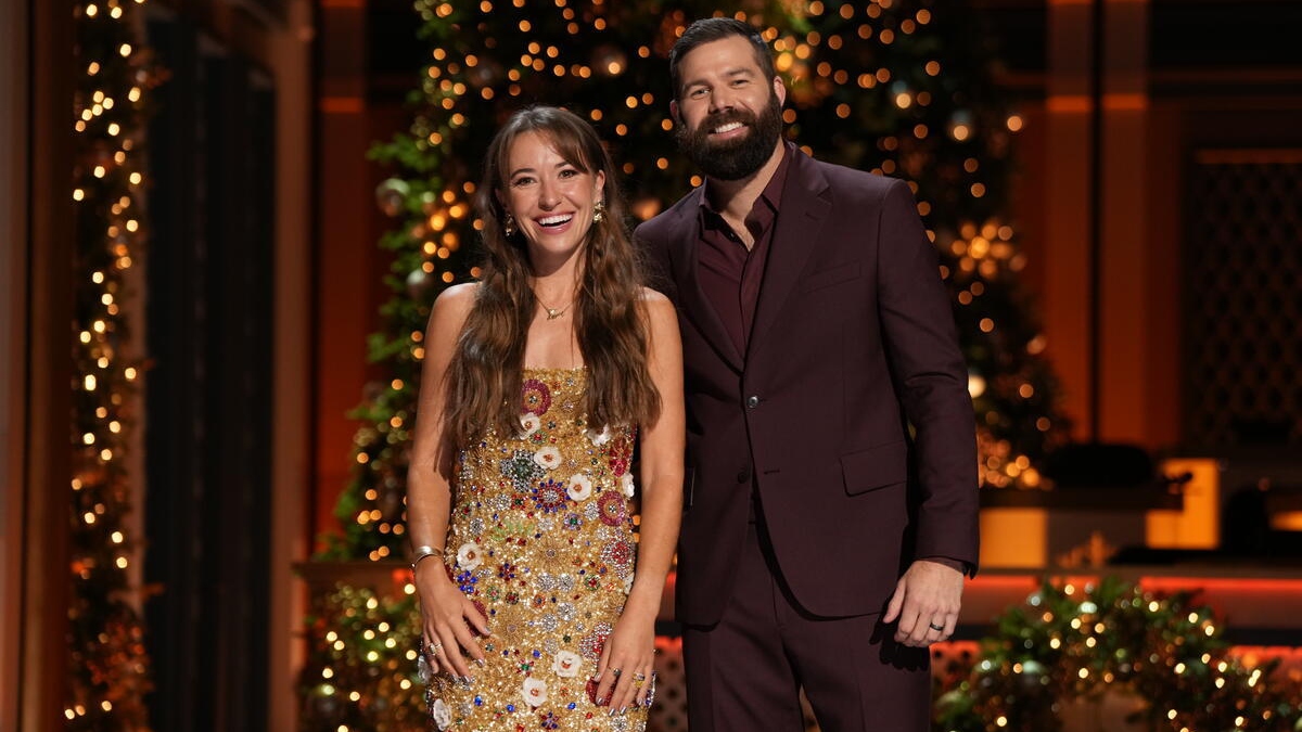 Lauren Daigle and Jordan Davis, hosts of CMA Country Christmas 2025