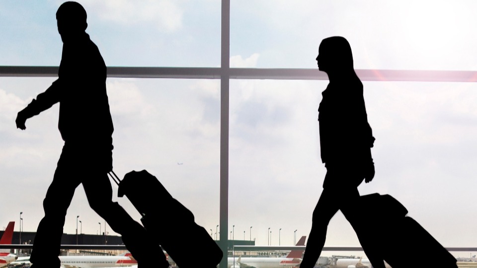 Can an ‘Airport Divorce’ Ease Holiday Travel Stress? Expert Advice