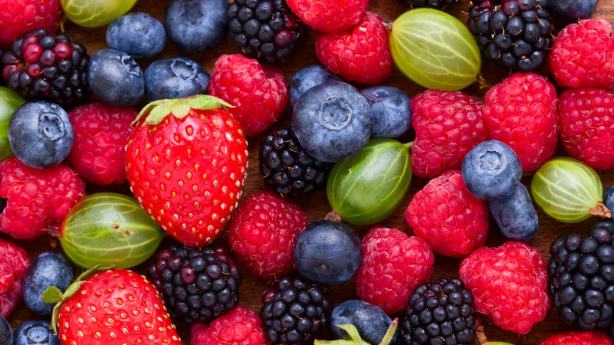 photo of strawberries, blueberries and raspberries, all foods that are good for lung health