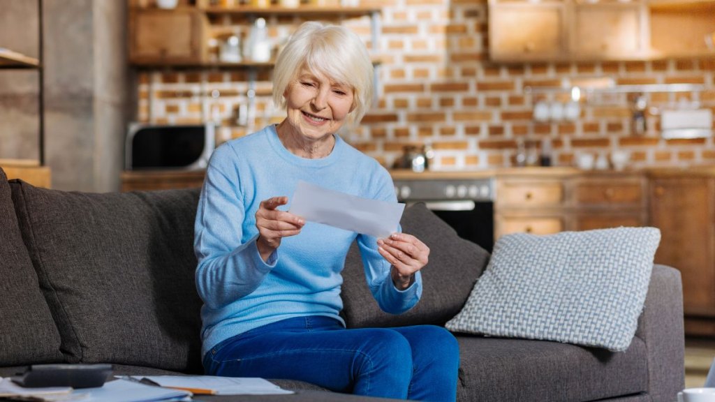 social security check woman
