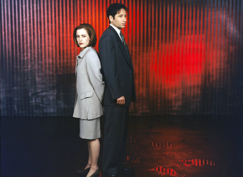 Gillian Anderson and David Duchovny show off their height difference in 1997