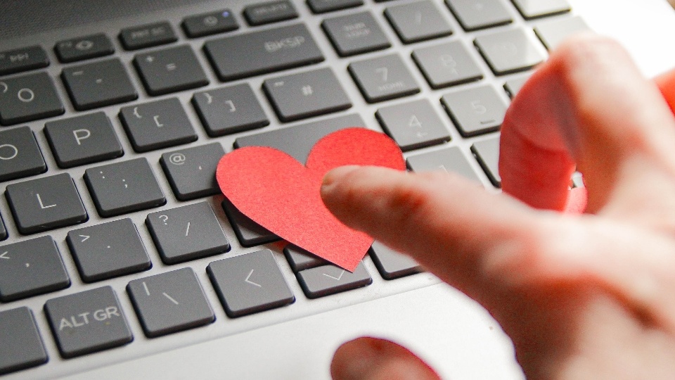 Reddit's Best Advice for Helping Victims of Celebrity Romance Scams