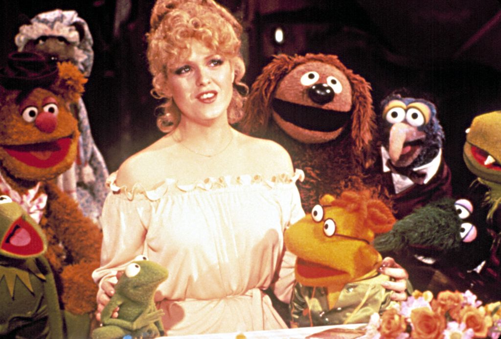 MUPPET SHOW, l-r: Kermit the Frog, Fozzie Bear, Robin the Frog, Bernadette Peters, Rowlf the Dog, Scooter, The Great Gonzo, Droop, (Season 2, Episode 12, (airdates: UK: November 18, 1977/US: November 4, 1977)