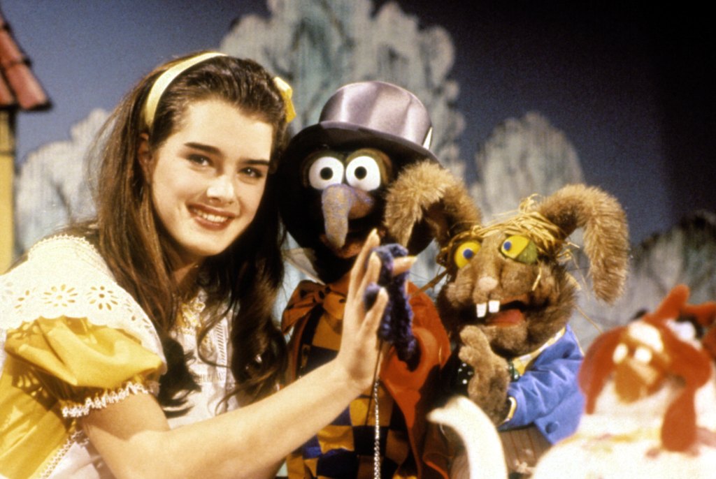 THE MUPPET SHOW, Brooke Shields, Gonzo (center), (Season 5, Episode 6, aired April 7, 1980)
