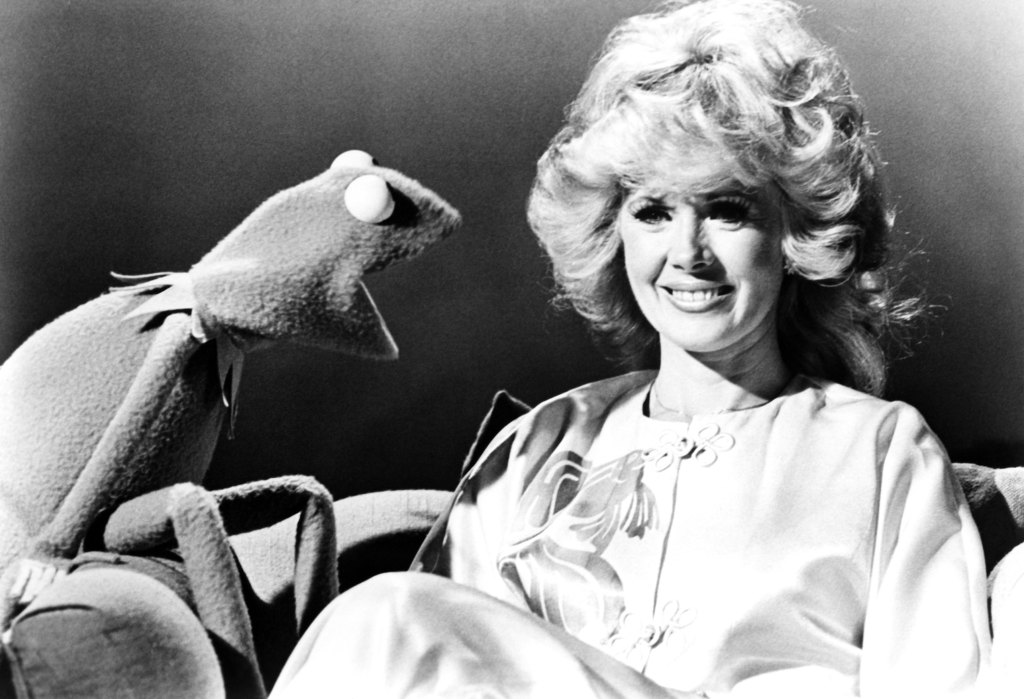 THE MUPPET SHOW, from left, Kermit the Frog, Connie Stevens, aired February 26, 1977