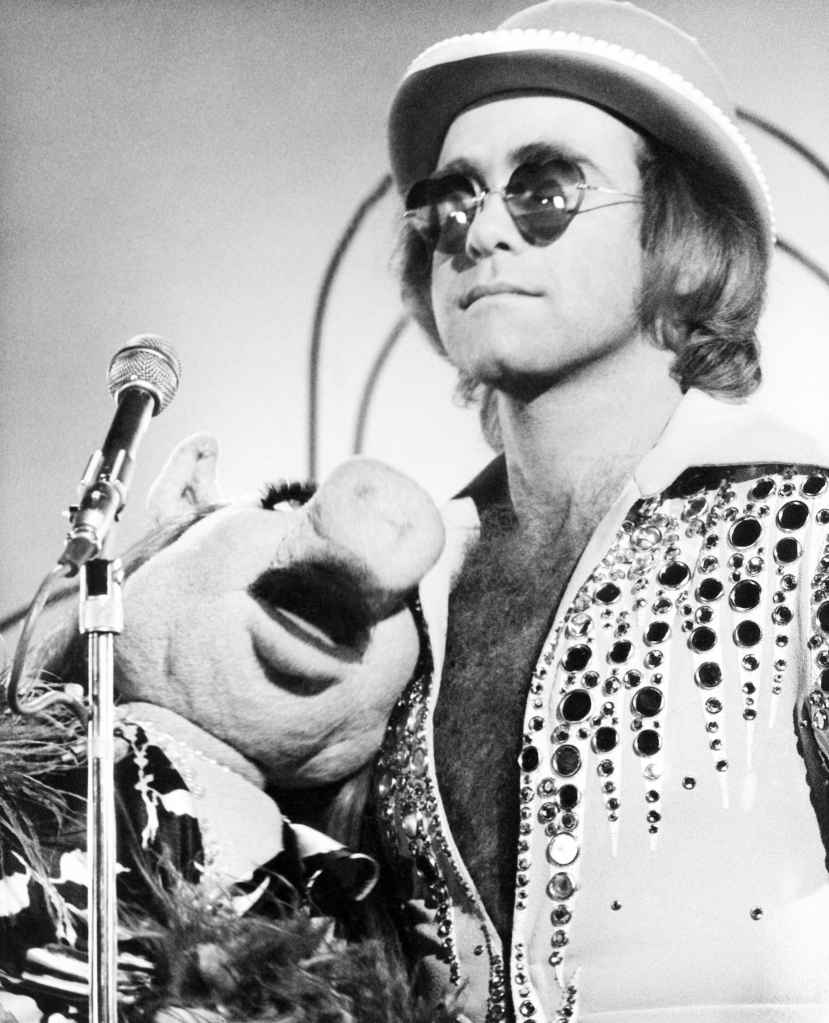 THE MUPPET SHOW, from left: Miss Piggy, Elton John, (Season 2, episode 214, aired February 4, 1978)