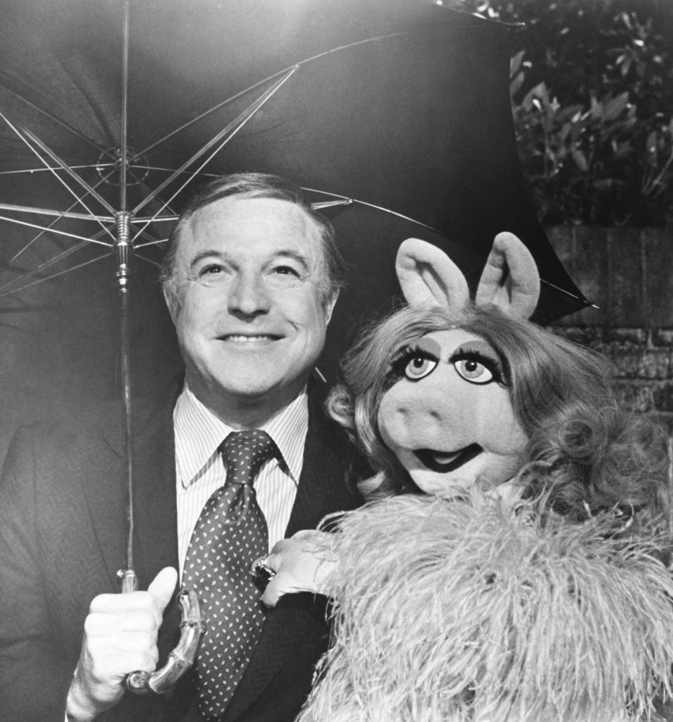 THE MUPPET SHOW, from left: Gene Kelly, Miss Piggy, 'Singin' in the Rain', (season 5, episode 1, February 28, 1981)