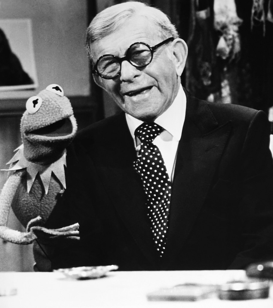 THE MUPPET SHOW, from left: Kermit the Frog, George Burns, (season 2, episode 10, aired September 17, 1977)